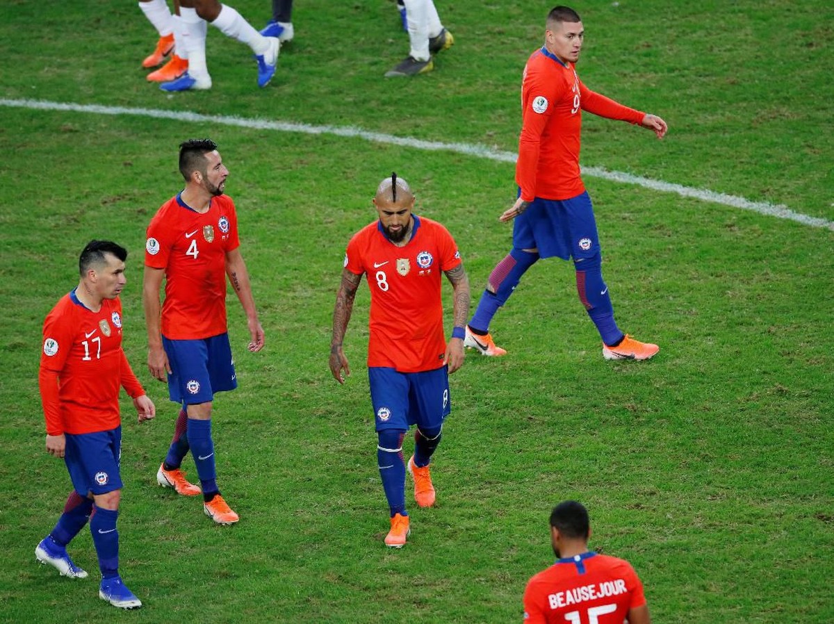 Pemain Timnas Chile, Arturo Vidal, selepas gagal ke final Copa America 2019. (Foto: Luisa Gonzalez/Reuters)