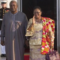 Istri Presiden Ghana, Lordiana Mahama, juga termasuk penggemar tas Hermes Birkin. Lordiana pernah terlihat membawa tas Hermes Birkin warna champagne berharga ratusan juta rupiah. Foto: Dok. Getty Images, Istimewa