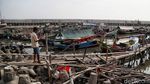 Begini Aktivitas Nelayan di Proyek Tanggul Laut Cilincing