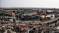 Dalam foto terlihat suasana di kawasan tanggul laut.