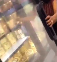 Jijik! Remaja Ini Taruh Lagi Es Krim yang Dijilat Ke Kulkas Supermarket