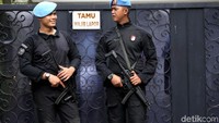 Sejumlah pasukan Paspampres bersiaga untuk mengamankan area sekitar kediaman Maruf Amin di Jakarta.