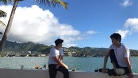 Masih di pinggir pantai, Choi Woo Shik menikmati segelas minuman bersama temannya. Momen ini pasti istimewa karena pemandangan lautnya cantik. Foto: Instagram dntlrdl