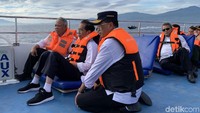 Pantauan detikcom, perbincangan Jokowi dengan para menteri tersebut terjadi saat dalam perjalanan dari dermaga di Minahasa menuju Pulau Bunaken di Teluk Manado. Selain Budi Karya dan Basuki, ikut juga dalam perjalanan tersebut Menteri Hukum dan HAM Yasonna Laoly, Menteri ATR Sofyan Djalil dan Sekretaris Kabinet Pramono Anung.