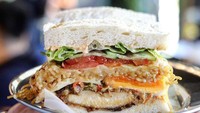 Selain burger, mie goreng juga bisa jadi isian sandwich. Tampilannya kelihatan enak, ya! Foto: Instagram