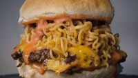 Nyam! Burger juga bisa diisi dengan mie instan goreng. Terlihat menggoda, kan? Foto: Instagram
