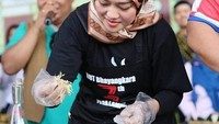 Meramaikan momen ulang tahun Bhayangkara, Nunik asyik menjadi koki. Ia terlihat tengah mengolah masakan sambil mengenakan topi chef.  Foto: instagram @noenia_ch