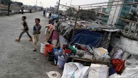 Keberadaan gubuk liar di kawasan Kanal Banjir Barat, Jati Pulo, itu membuat kawasan tersebut menjadi kumuh dan juga kotor.