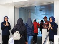Bukan Cuma di Pesawat, Pramugari Juga Ada di Kapal Laut