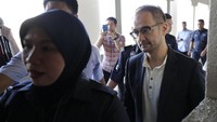 Pada Jumat (5/7) ini, Riza didakwa menyelewengkan dana US$ 248 juta (Rp 3,4 triliun) dari 1MDB yang merupakan perusahaan investasi negara. Oleh otoritas Malaysia, Riza dijerat lima dakwaan pencucian uang. Foto: AP Photo/Vincent Thian