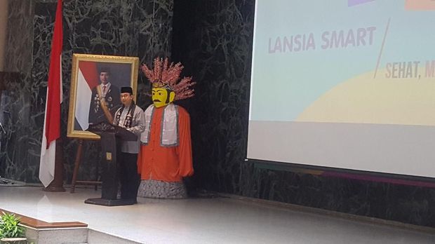 Anies mengatakan kartu Jakarta lansia dapat membantu secara ekonomi para orang tua agar bisa digunakan untuk kebutuhan sehari-hari.