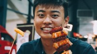 Hansol juga sering ngemil street food, atau jajanan kaki lima khas Korea yang beragam lho. Hansol sendiri sejak dulu punya hobi makan. Foto: Instagram @hansoljang110