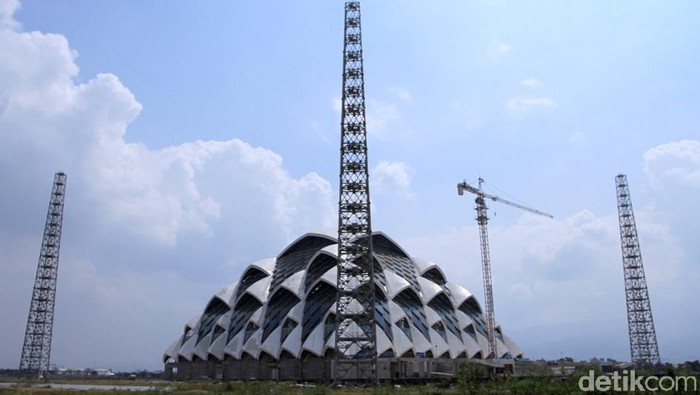 Proses pembangunan Masjid Al-Jabbar di Gedebage, Kota Bandung, terus dilakukan. Yuk, lihat progres pembangunan masjid megah tersebut.
