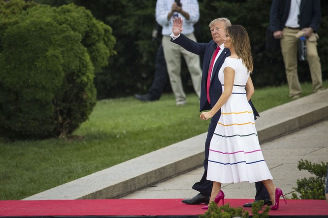 Seperti masyarakat yang ada di lokasi, Melania Trump rela basah-basahan sembari menunjukkan rasa patriotisme saat perayaan Fourth of July. (Foto: Getty Images)