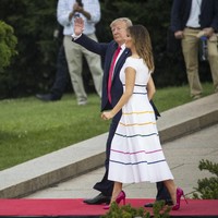 Seperti masyarakat yang ada di lokasi, Melania Trump rela basah-basahan sembari menunjukkan rasa patriotisme saat perayaan Fourth of July. (Foto: Getty Images)