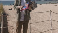 Melalui akun Instagram dntlrdl, Choi Woo Shik kerap mengunggah momen-momen seru untuk 431.000 followersnya. Termasuk membaca majalah di pinggir laut. Foto: Instagram dntlrdl