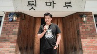 Ini senyuman manisnya saat menikmati kopi di pagi hari, saat tengah berada di Gangneung, salah satu wilayah di Korea Selatan. Foto: Instagram @hansoljang110