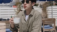 Dengan pose duck face, Choi Woo Shik hendak menyesap secangkir kopi di tangannya. Kira-kira ia sedang ngopi dimana ya? Foto: Instagram dntlrdl