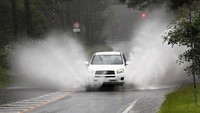 Tayangan televisi setempat menunjukkan mobil-mobil tersapu arus banjir dan sungai yang meluap di wilayah Kagoshima. Di salah satu pusat penampungan setempat, terlihat warga-warga lanjut usia duduk di lantai dengan kasur dan barang-barang mereka berserakan di sekitar mereka.