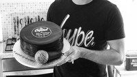 Sebuah cake menjadi simbol perayaan rilisnya single terbaru Scott. Kue ini juga dilengkapi sebuah microphone mungil.  Foto: instagram @calumscott