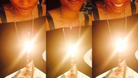 Ulang tahun Halle dilewatkan dengan kejutan manis. Ada sepotong cake dengan lilin yang siap ditiup remaja berkulit eksotis ini. Foto: Instagram chloexhalle