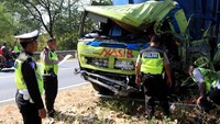 Polisi melakukan olah TKP kecelakaan beruntun di Jalan Raya Baluran KM 253, Banyuwaputih, Situbondo, Jawa Timur, Jumat (5/7/2019).
