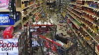 Sejumlah barang-barang di supermarket pun berjatuhan akibat diguncang gempa yang terjadi tepat di peringatan Hari Kemerdekaan AS pada Kamis (4/7/2019) waktu setempat. Adam Graehl via AP.