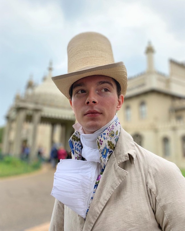 Pilihan fashion yang luar biasa juga membuatnya jadi idola para wanita. Zack bercerita bahwa dia sering kali menerima lamaran untuk menikah. Foto: Instagram/@pinsent_tailoring