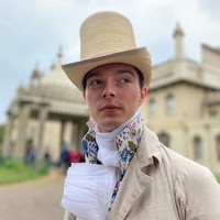 Pilihan fashion yang luar biasa juga membuatnya jadi idola para wanita. Zack bercerita bahwa dia sering kali menerima lamaran untuk menikah. Foto: Instagram/@pinsent_tailoring