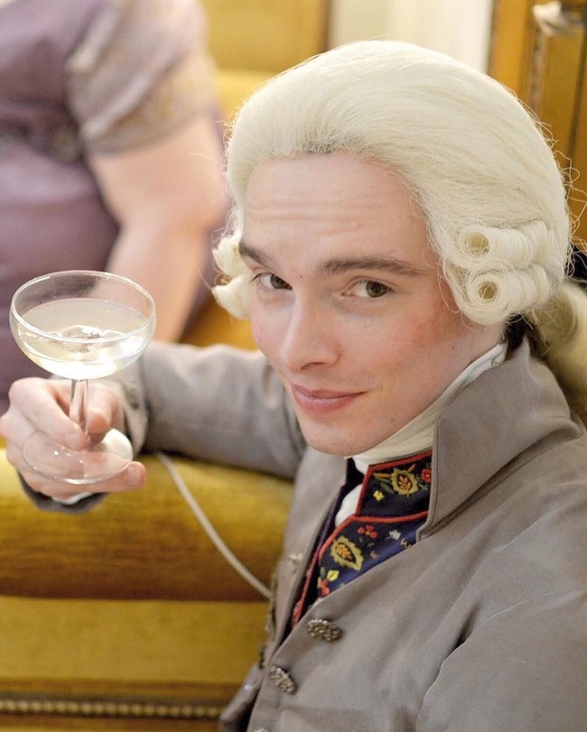 Gaya busananya yang unik membuat Zack jadi perhatian di antara teman-temannya. Ia pun populer di Instagram yang kini memiliki 262 ribu follower. Foto: Instagram/@pinsent_tailoring