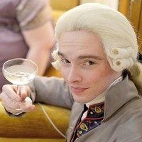 Gaya busananya yang unik membuat Zack jadi perhatian di antara teman-temannya. Ia pun populer di Instagram yang kini memiliki 262 ribu follower. Foto: Instagram/@pinsent_tailoring