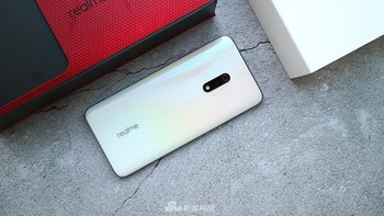 Kamera utamanya 48 MP menggunakna sensor Sony IMX586 dengan aperture f/1.7. kamera kedua 5 MP.Foto: Sina Mobile