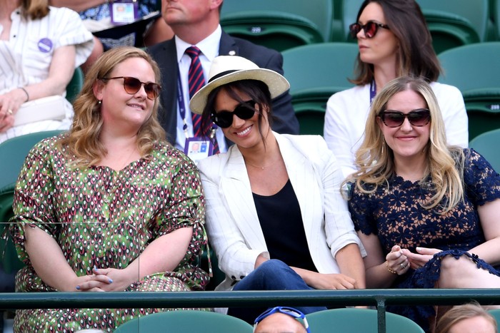 Momen Meghan Markle nonton Wimbledon bersama dua temannya di area Royal Box. Foto: Getty Images Momen Meghan Markle nonton Wimbledon bersama dua temannya di area Royal Box. Foto: Getty Images