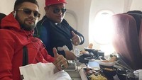 Diego memang suka makan ya. Dimanapun dia berada pasti ada makanan di hadapannya. Termasuk di pesawat ini.  Foto: Istimewa