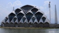 Masjid ini berdiri di atas tanah seluas 25, 99 hektare dan berada di atas Danau Gede Bage.
