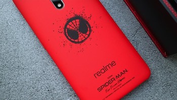 Diberikan case edisi khusus Spider-Man: Far From Home berwarna merah. Foto: Sina Mobile