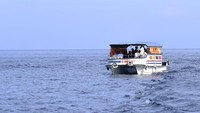 Presiden Joko Widodo didampingi Ibu Negara Iriana Jokowi, dan sejumlah menterinya berlayar usai mengunjungi kawasan wisata Bunaken, Sulawesi Utara.