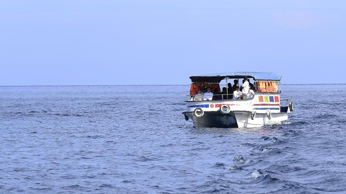 Presiden Joko Widodo mengawali kegiatan di Sulawesi Utara dengan menyambangi kawasan wisata laut Taman Nasional Bunaken. Sejumlah menteri turut dampingi Jokowi.