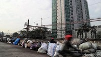 Aktivitas di Jakarta tak hanya dapat dilihat di area sekitar gedung pencakar langit yang banyak ditemukan di ibu kota. Di kawasan Kanal Banjir Barat, Jati Pulo, Jakarta Barat, sejumlah warga beraktivitas di sekitar gubuk-gubuk liar yang berjejer di pinggir jalan.