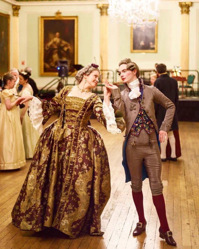 Semuanya berawal dari penemuan harta karun peninggalan kakek buyutnya. Kala itu usianya masih 14 tahun saat dia menemukan kotak berisi setelan tuksedo. Zack merasakan cinta pada pandangan pertama dengan baju-baju tersebut. Foto: Instagram/@pinsent_tailoring