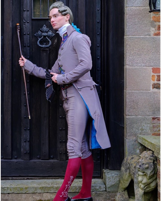 Ingin konsisten berbusana a la era 1820-an, Zack membakar satu-satunya celana jeans miliknya kala itu. Hal tersebut dilakukan sebagai simbol atas dedikasinya untuk selalu memakai baju kuno. Foto: Instagram/@pinsent_tailoring