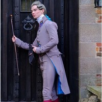 Ingin konsisten berbusana a la era 1820-an, Zack membakar satu-satunya celana jeans miliknya kala itu. Hal tersebut dilakukan sebagai simbol atas dedikasinya untuk selalu memakai baju kuno. Foto: Instagram/@pinsent_tailoring