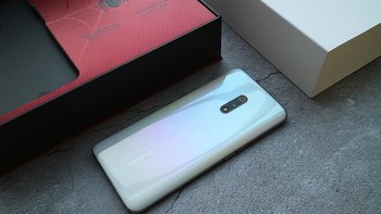 Dilengkapi fitur Dual 4G VoLTE, WiFi 802.11 ac (2.4GHz + 5GHz), Bluetooth 5, and GPS + GLONASS. Foto: Sina Mobile