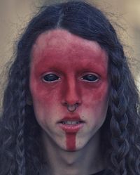 Model Pria Ini Tato Bola Mata Demi Penampilan yang Estetik