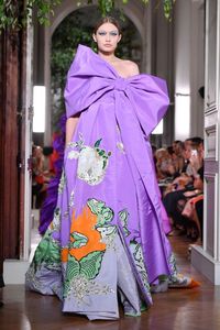 Gigi Hadid di fashion show Valentino.
