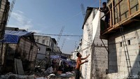 Sejumlah warga korban kebakaran Kampung Bandan, kembali ke sana untuk membangun kembali rumah mereka, Jakarta, Jumat (5/7/2019).