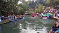 Adapun lomba perahu hias ini menempuh jarak sekitar 12,5 km.