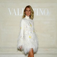 Celine Dion juga eksis di fashion show koleksi adibusana Valentino, Rabu (3/7/2019). Ibu tiga anak ini membungkus tubuhnya dengan mini dress putih yang penuh aksen bulu. (Pascal Le Segretain/Getty Images)