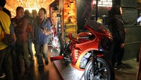 Pengunjung melihat motor yang dipamerkan. Pool/Suryanation Motorland.