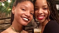 Jika disandingkan, keduanya seperti kembar ya? Chloe dan Halle sama-sama menikmati segelas minuman. Foto: Instagram chloexhalle